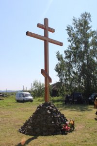 Становление поклонного креста д. Короленко